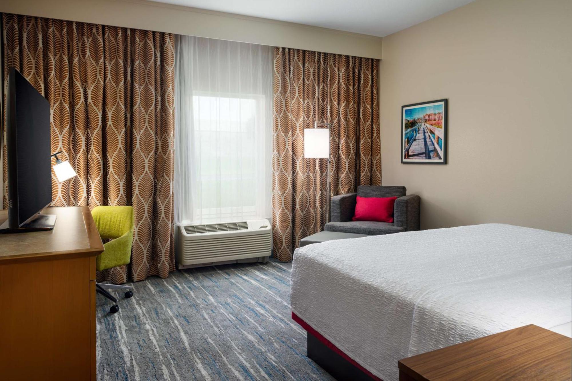 Hampton Inn Плант-Сити Экстерьер фото