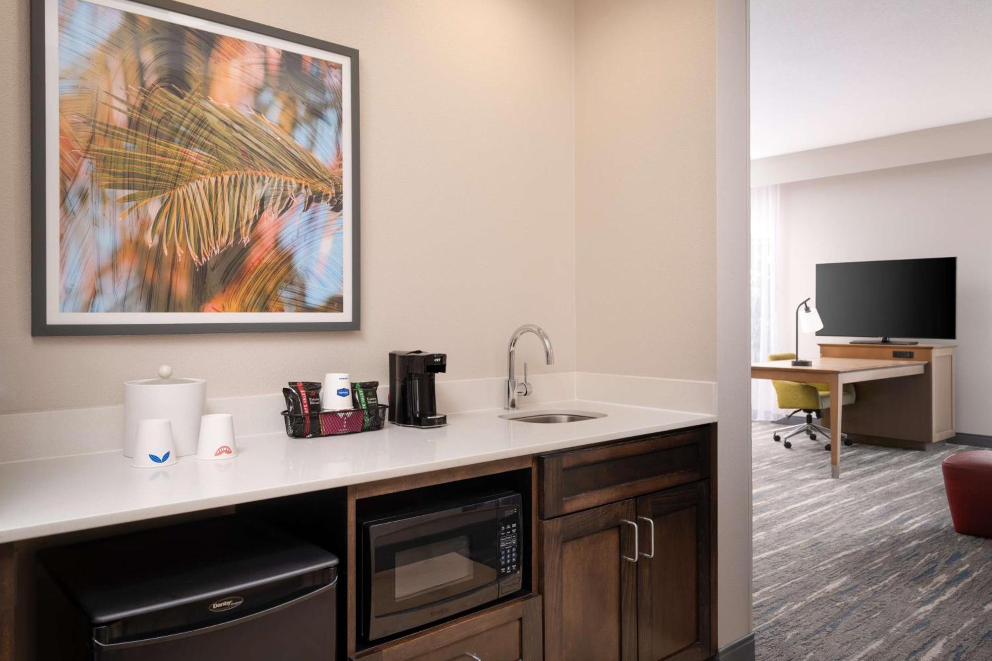 Hampton Inn Плант-Сити Экстерьер фото