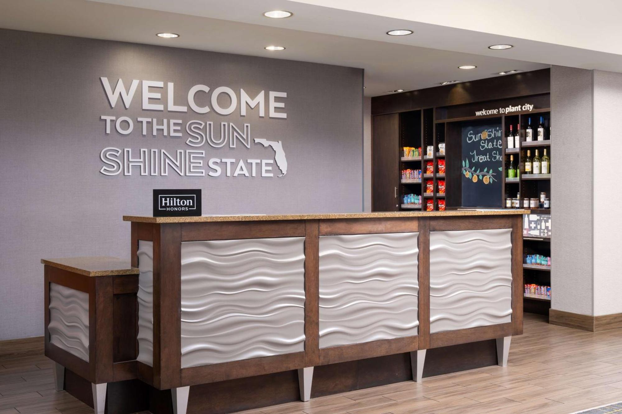 Hampton Inn Плант-Сити Экстерьер фото